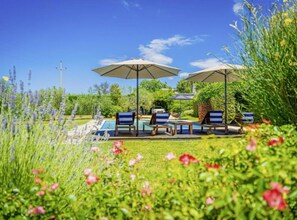 Villa (Poolside Grand Retreat Villa) | Garden - Poolside Grand Retreat Villa (Tinjan)