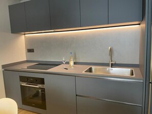 Kühlschrank, Mikrowelle, Ofen, Herdplatte