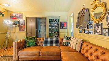 Tv, eldstad och kontor