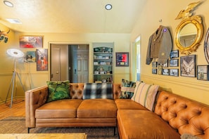 Een televisie, een open haard en een kantoor