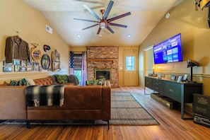 TV, peis og kontorer