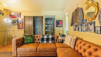 Televisor, llar de foc i oficines