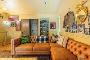 TV, peis og kontorer