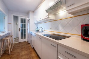 Fridge, microwave, stovetop, dishwasher