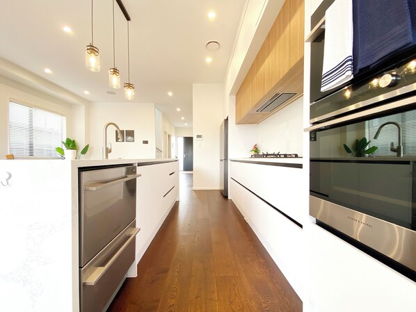 Jääkaappi, mikroaaltouuni, uuni, liesi