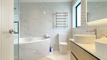 Een douche, een haardroger, handdoeken, zeep