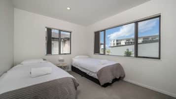 7 habitaciones, tabla de planchar con plancha y cuna de viaje