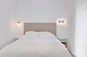 1 sovrum, strykjärn/strykbräda och sängkläder