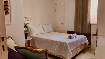 1 dormitorio, escritorio, tabla de planchar con plancha y wifi