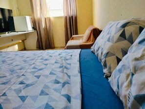 1 makuuhuone, työpöytä, silitysrauta/-lauta, Wi-Fi