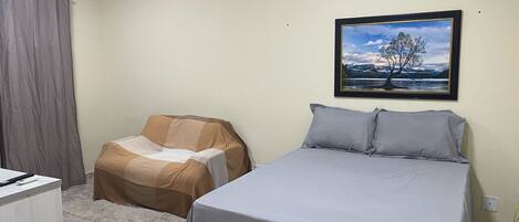 1 chambre, bureau, fer et planche à repasser, Wi-Fi