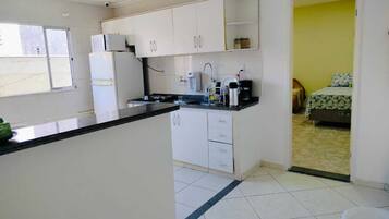 KylskÄp, mikrovÄgsugn, spishÀll och kaffe- och tebryggare