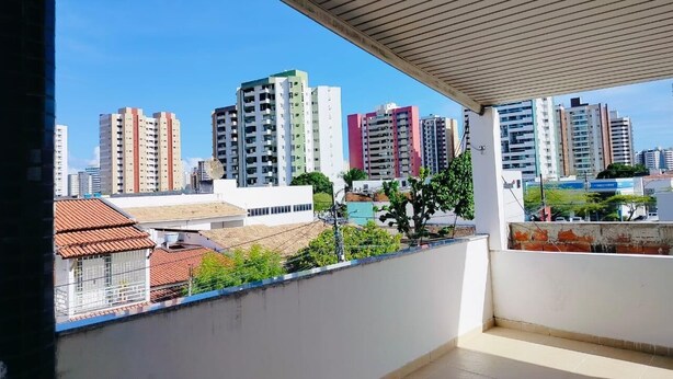 A balcony with a view of high-rise buildings and a clear sky. - Loft CeoPremium 2 | near beaches and shopping malls (Salgado Filho Aracaju)