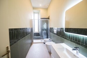 Dusche, Haartrockner, Bidet