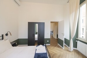 2 quartos, escrivaninha, ferros/tábuas de passar roupa