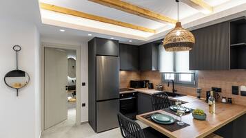 Suite Deluxe | Cocina privada | Refrigerador con congelador, horno y parrilla de estufa