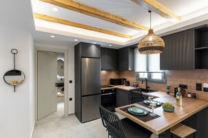 Suíte luxo | Cozinha privada | Geladeira grande, fogão, cooktop, talheres/pratos/utensílios de cozinha