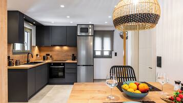 Superior Apartment, Mountain View | Private kitchen | Full-size fridge, oven, stovetop, cookware/dishes/utensils