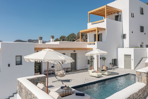 Una piscina al aire libre de temporada