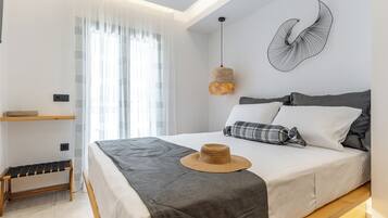 Deluxe Suite | In-room safe, soundproofing, iron/ironing board, free WiFi