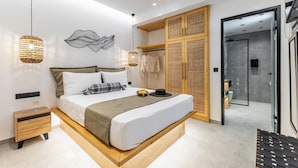 Ein modernes Schlafzimmer mit einem großen Bett, einem Holzschrank und einer Duschkabine aus Glas.