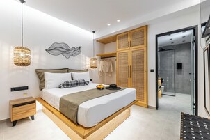 Apartamento clássico, vista para a colina | Cofres nos quartos, quartos à prova de som