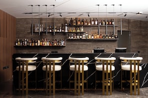 2 bares y bar junto a la piscina