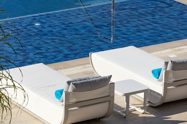 Indoor pool, seasonal outdoor pool, free cabanas, pool umbrellas