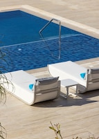 Una piscina techada, una piscina al aire libre de temporada