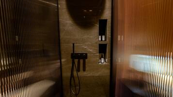 Deluxe Room Inland View | Bagno | Set di cortesia firmato, asciugacapelli, accappatoio, pantofole