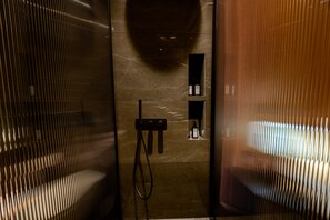 Deluxe Room Inland View | Bad | Designertoalettartikler, hårføner, badekåper og tøfler