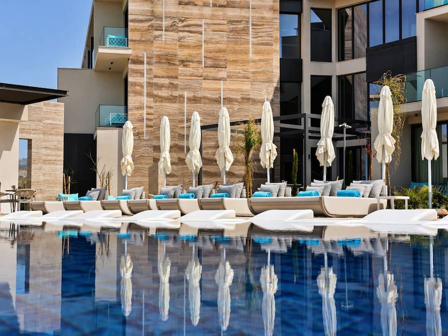 Una piscina cubierta, una piscina al aire libre de temporada