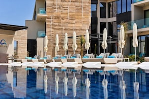 Una piscina techada, una piscina al aire libre de temporada