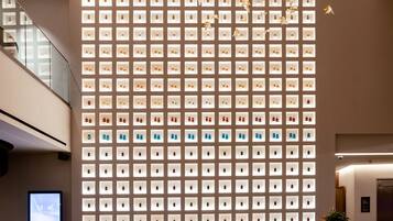 2 ristoranti, aperti a colazione e a pranzo, cucina internazionale