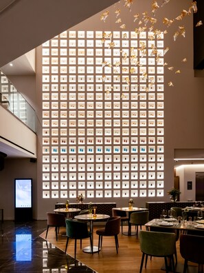 2 restauranter, frokost, lunsj og middag serveres, internasjonale retter