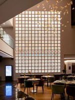 2 restaurantes; se sirve desayuno, almuerzo y cena; cocina internacional