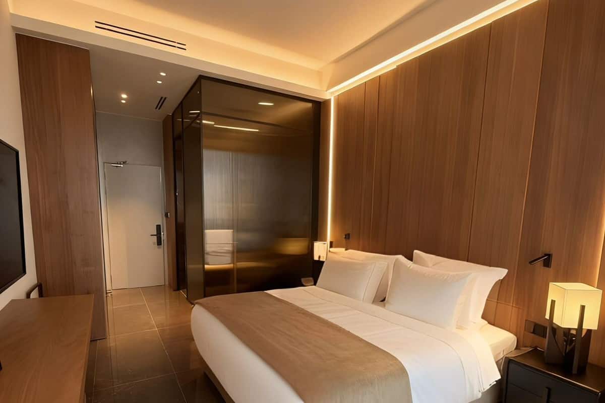 1 bedroom, Egyptian cotton sheets, premium bedding, down comforters