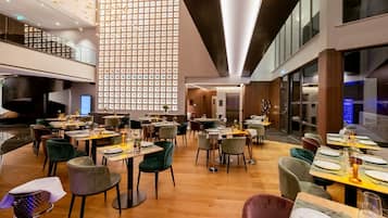 2 ristoranti, aperti a colazione e a pranzo, cucina internazionale