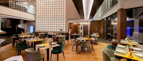 2 restauranter, frokost, lunsj og middag serveres, internasjonale retter