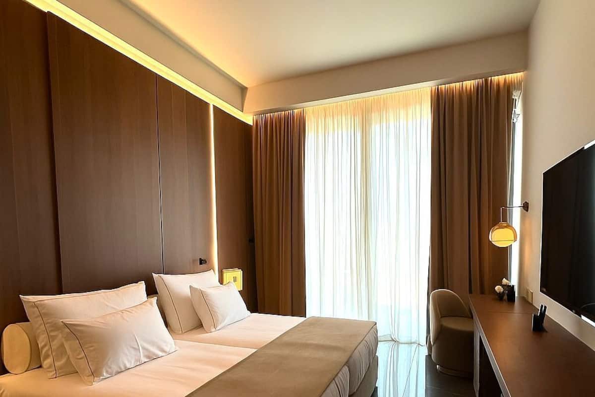 1 bedroom, Egyptian cotton sheets, premium bedding, down comforters