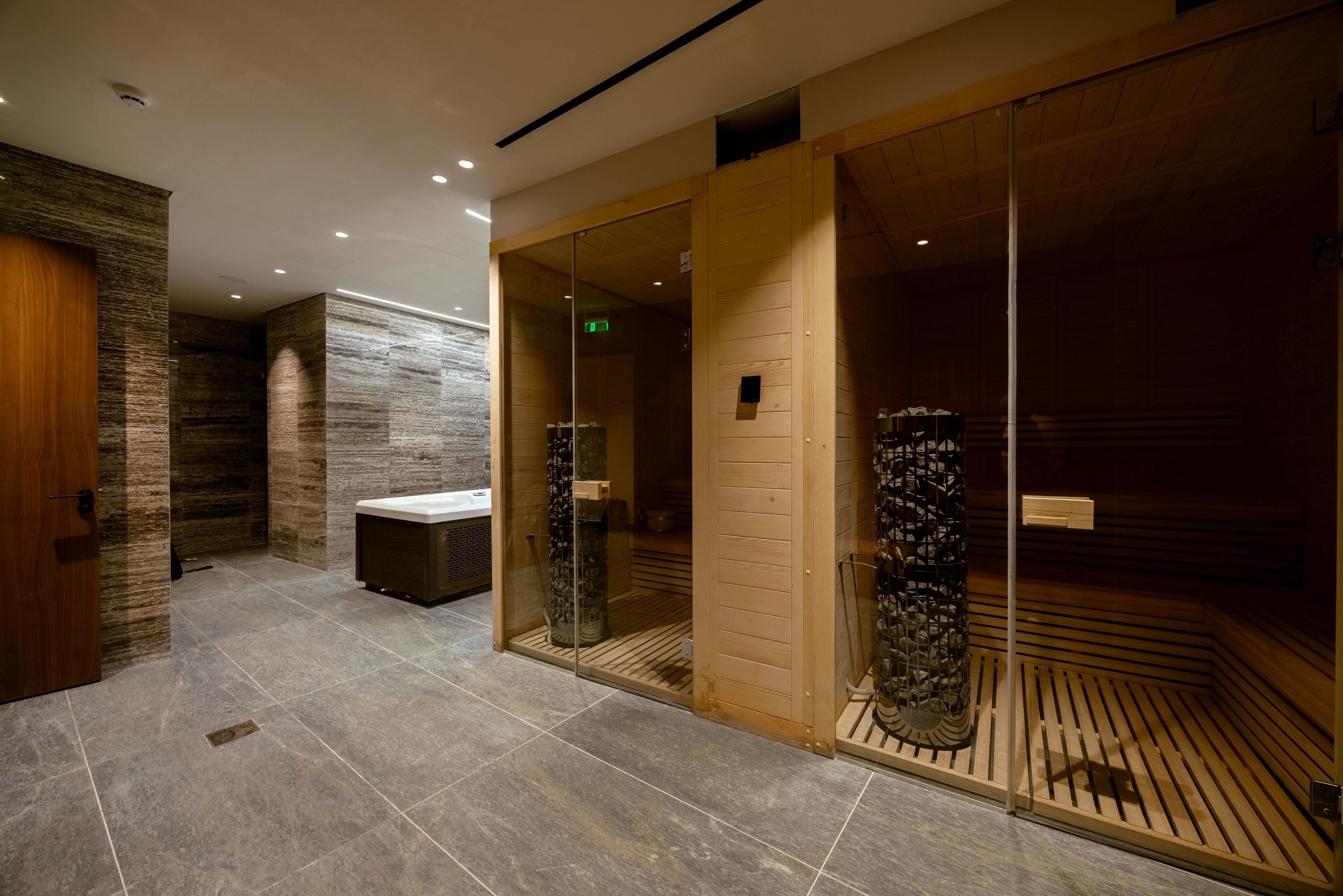 Couples treatment rooms, sauna, steam room, body treatments