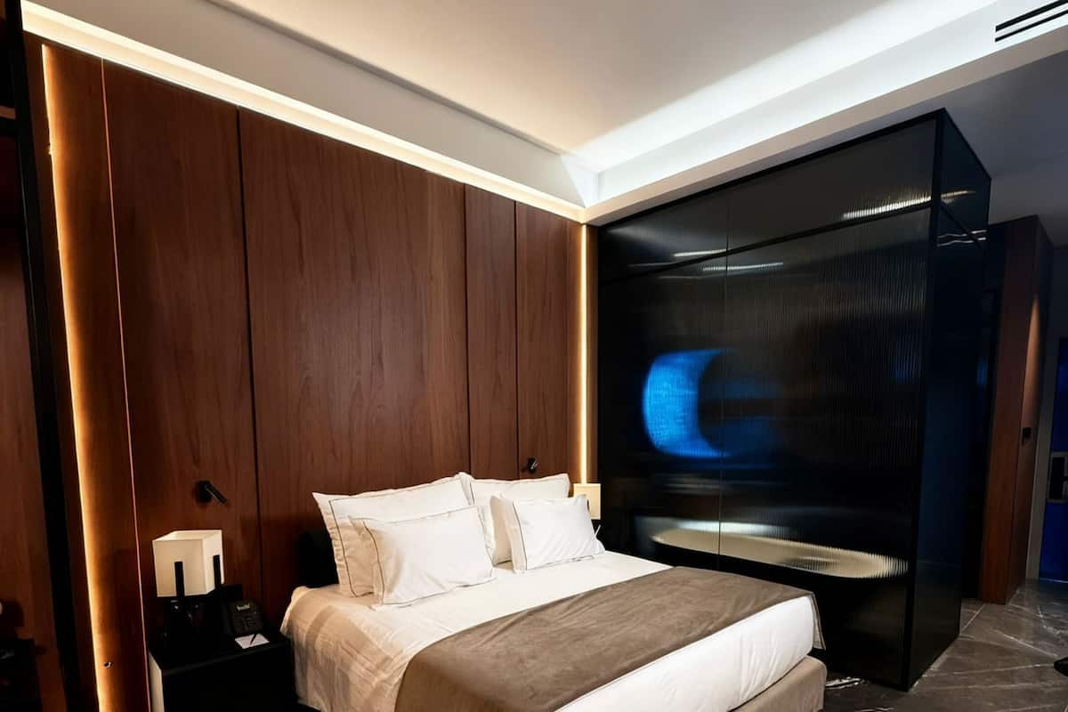 1 bedroom, Egyptian cotton sheets, premium bedding, down comforters