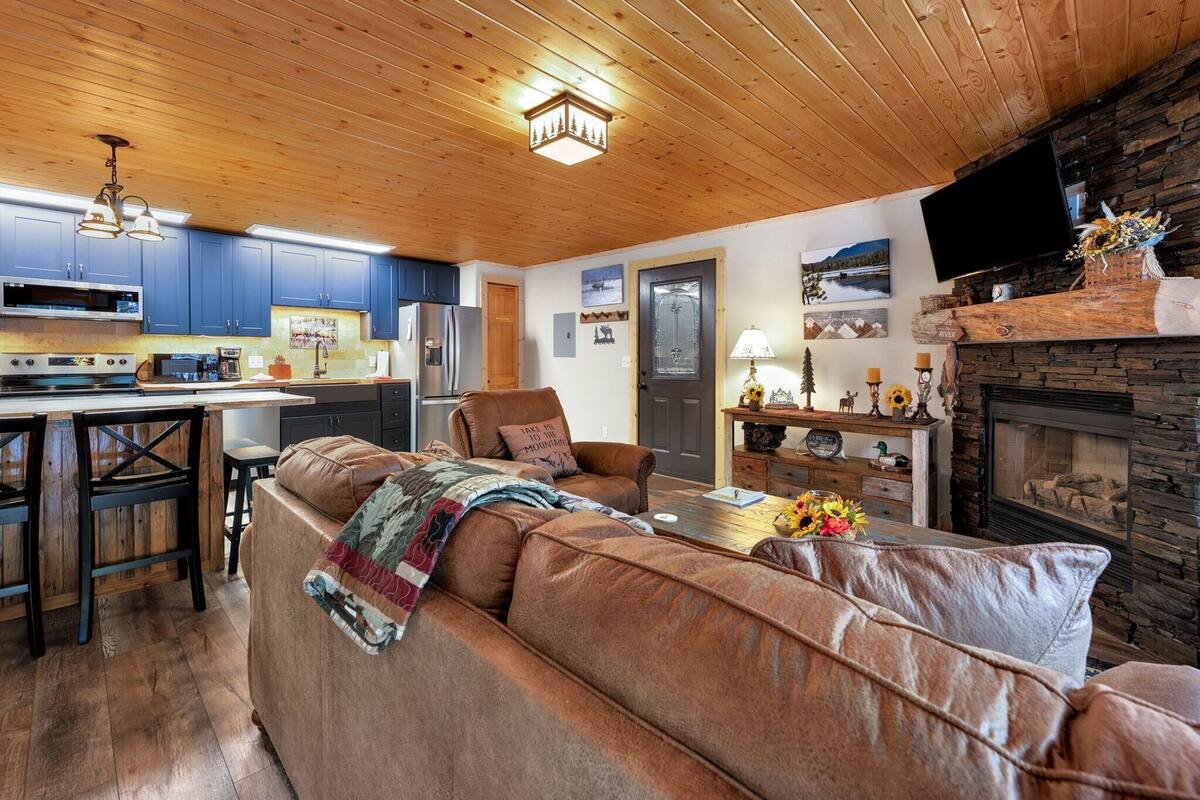 Condo, 1 King Bed with Sofa bed (Apartment) | Living area