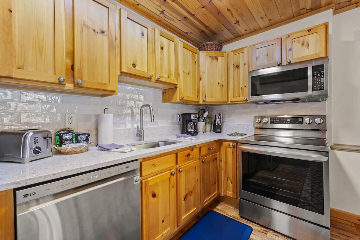 Condo, 1 King Bed with Sofa bed (Apartment) | Private kitchen