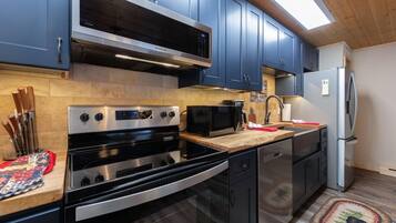 Condo, 1 King Bed with Sofa bed (Apartment) | Private kitchen