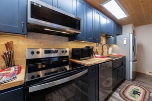 Appart'hôtel, 1 très grand lit et 1 canapé-lit (Apartment) | Cuisine privée