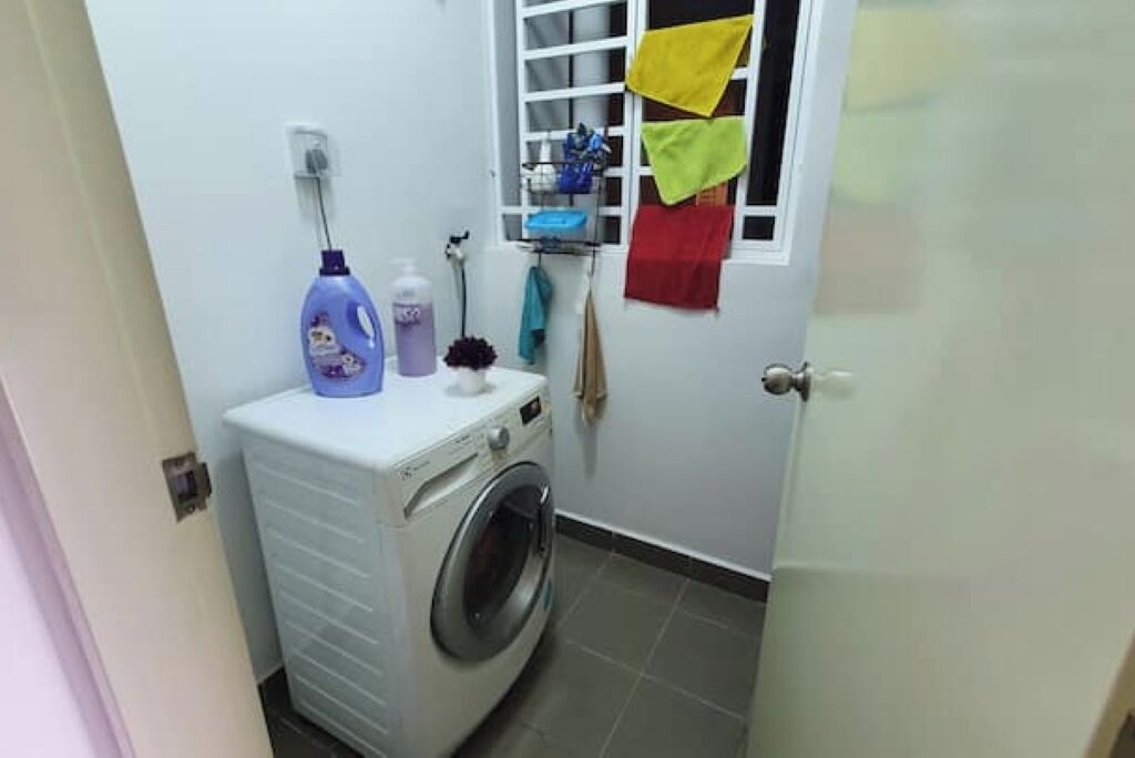 Een douche, een haardroger, een bidet, handdoeken