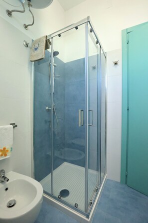 Dusche, Haartrockner, Bidet, Handtücher