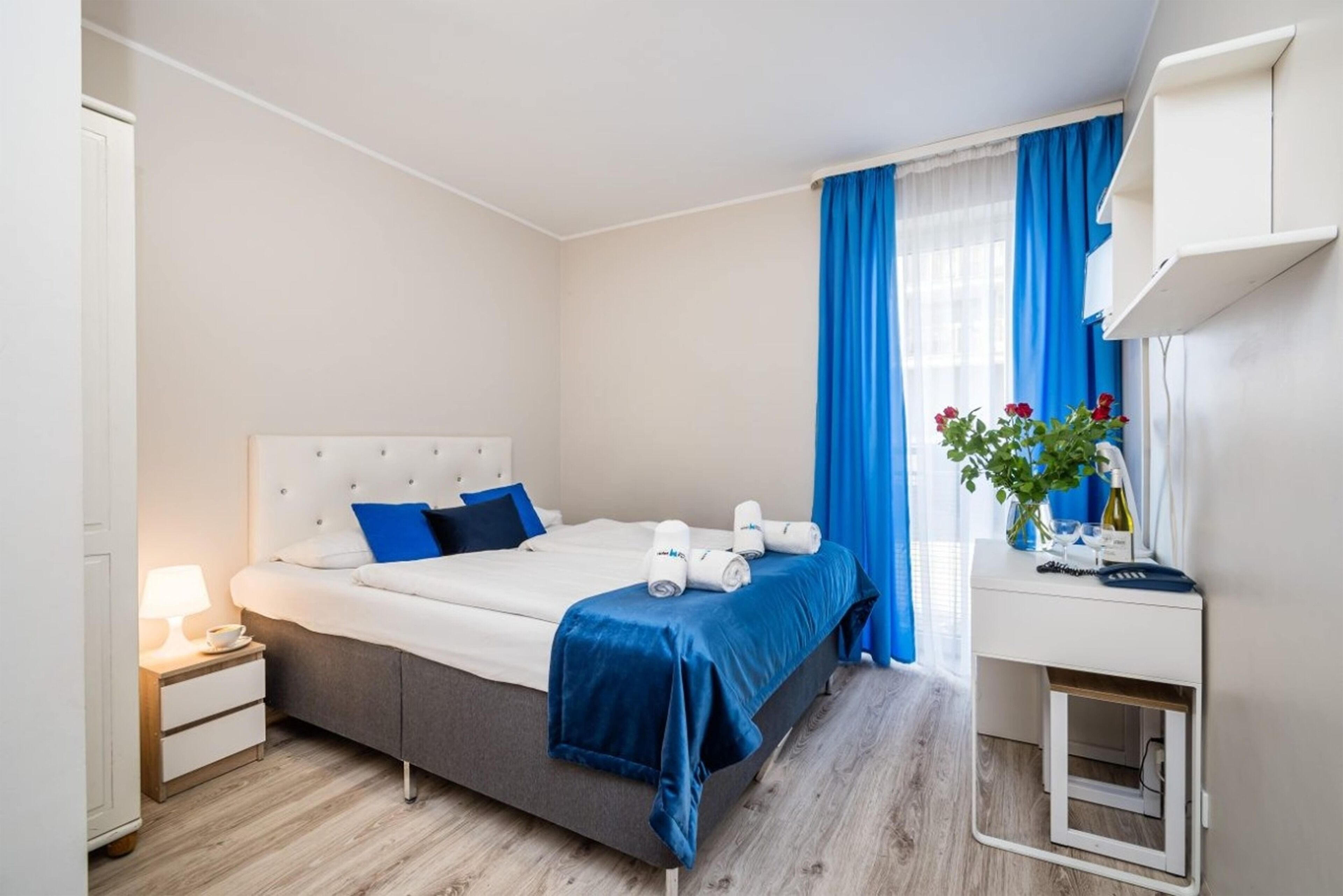 1 chambre, bureau, fer et planche à repasser, lit parapluie