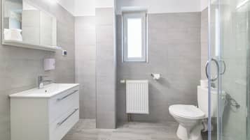 Douche, sèche-cheveux, serviettes fournies, savon